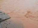 Una fuerte tormenta anegó esta tarde el casco de Carrizosa, donde aguantó el nuevo canal, aunque se desbordó por el fuerte arrastre