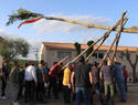 Fuentenovilla revive su Fiesta de los Mayos con un mayo de 21 metros y cantos ancestrales bajo las estrellas