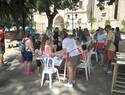 Familias y niños participan en el taller de Pandorga de la Asociación de Dulcineas