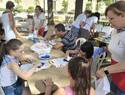 Familias y niños participan en el taller de Pandorga de la Asociación de Dulcineas