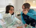 Las jugadoras del Salesianos Puertollano llevan alegría y regalos a los niños hospitalizados