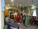 Los Reyes Magos llevan ilusión y emoción a las residencias de mayores de Malagón en una visita cargada de ternura