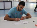 Los jugadores de la selección española de fútbol sala firmaron autógrafos a los aficionados de Alcázar de San Juan