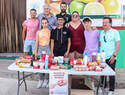 El alcalde de Almodóvar traslada su afecto a la joven cuadrilla de costaleros de la Cruz de Mayo que ha recogido alimentos para personas con pocos recursos
