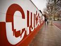 Un mural del ‘SkyLine’ de Ciudad Real da la bienvenida a los viajeros frente a la estación del AVE
