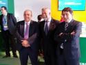 Imagen: Cospedal, Ramos y Estévez, presentes en el stand de Caja Rural CLM en Farcama