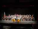 Emotivo espectáculo en Alcázar de la Banda de Música y el grupo de Coros y Danzas que puso en pie a los asistentes