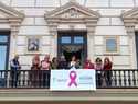Lazo rosa en el balcón del Ayuntamiento de Alcázar con motivo del Día Internacional Contra el Cáncer de Mama