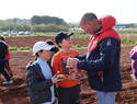 El alumnado del CEIP Pablo Ruiz Picasso participa en una plantación de patatas en el Aula Agrícola de Alcázar de San Juan