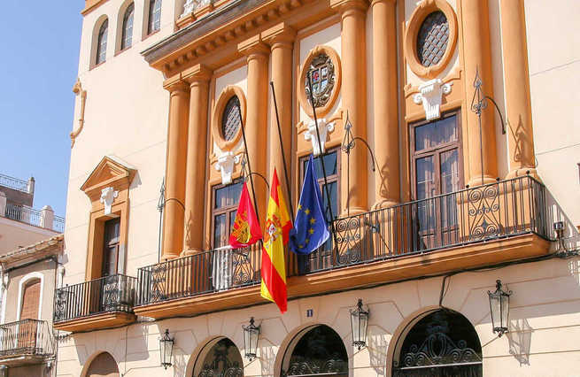 Almodóvar del Campo decreta declaración municipal de luto oficial y establece que las banderas ondeen a media asta