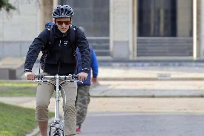 El triatleta Fernando Alarza apoya la iniciativa del Gobierno regional para fomentar el uso de la bicicleta