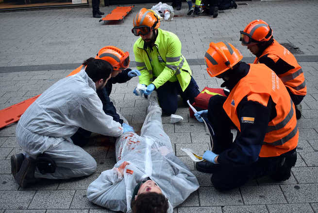 Protección Civil de Ciudad Real simula la atención a un atropello masivo en una calle peatonal por un ataque terrorista