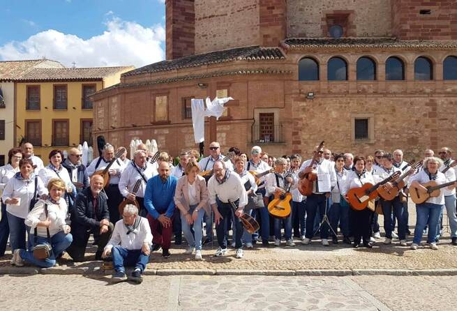 La Solana revitaliza su arraigada tradición de las cruces de mayo con quince altares florales