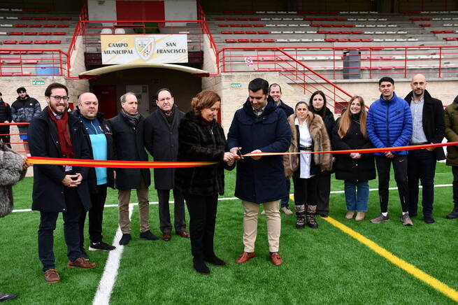 La Diputación de Toledo inaugura el renovado campo de fútbol de Torrijos con nuevo césped artificial