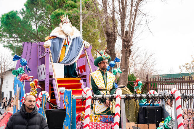 Los Reyes Magos visitaron la localidad de Fuencaliente junto a sus Pajes para repartir felicidad a las familias cuconas este nuevo año, en un recorrido que se modificó ante la previsión de lluvias y que partía desde el edificio consistorial para finalizar