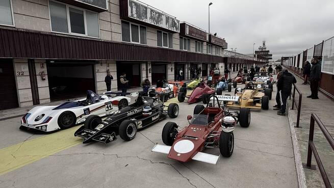El Circuito de Albacete revive la historia del automovilismo con exhibiciones de vehículos clásicos