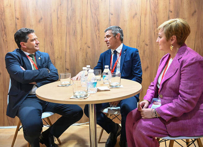 Valverde y el Gobierno de Canarias analizan retos y oportunidades del vino español en FENAVIN 2025