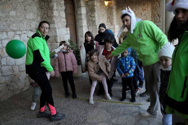 La yincana infantil de Fuentenovilla recuerda la cultura navideña