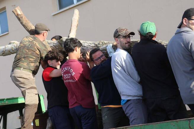 Fuentenovilla revive su Fiesta de los Mayos con un mayo de 21 metros y cantos ancestrales bajo las estrellas