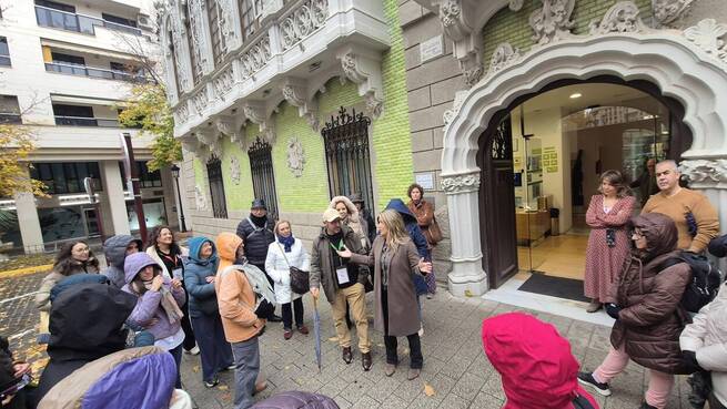 Viajeros del Tren de la Cuchillería descubren la tradición artesanal de Albacete