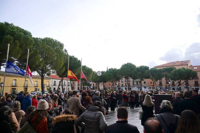 Torrijos guarda un minuto de silencio para condenar el asesinato machista de una mujer de 39 años