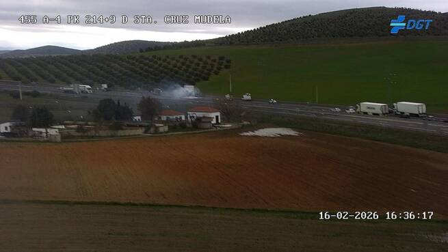 Cortada la A-4 en Santa Cruz de Mudela tras el incendio de un camión