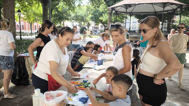 Familias y niños participan en el taller de Pandorga de la Asociación de Dulcineas