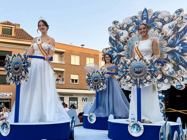 El Desfile-Concurso de Carrozas tiñe Villacañas de color y alegría popular