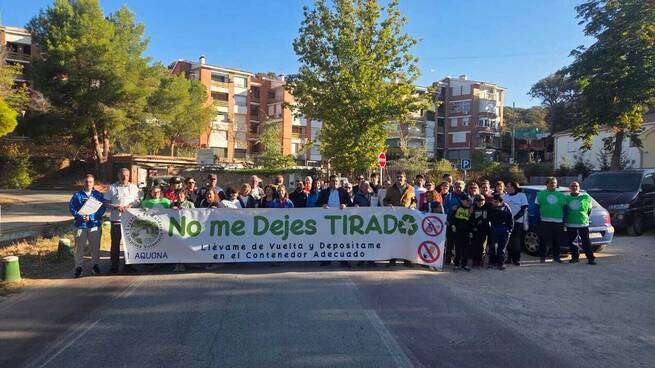 Voluntarios limpian las Lagunas de Ruidera bajo el lema 'No me dejes tirado'