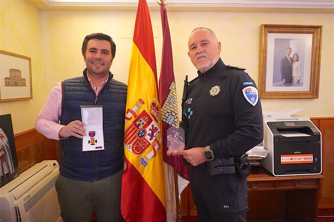 El jefe de la Policía Local de Torrijos recibe el reconocimiento municipal por su destacada trayectoria