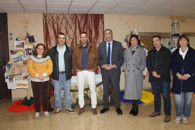 El IES Antonio Calvín de Almagro celebra medio siglo formando profesionales con una exposición navideña de muebles y corcho