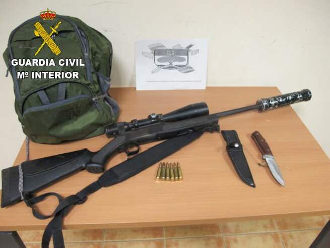 La Guardia Civil detiene a un furtivo mientras cazaba con un rifle con silenciador en un paraje de Los Alares (Toledo)