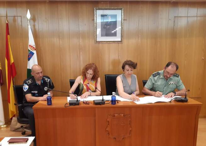 La subdelegada del Gobierno y la alcaldesa de Socuéllamos firman el protocolo del Sistema VioGén