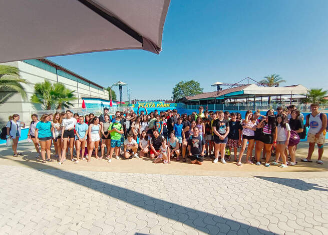 Noventa jóvenes de Argamasilla de Alba viajan al Playa Park con el Centro Infantojuvenil