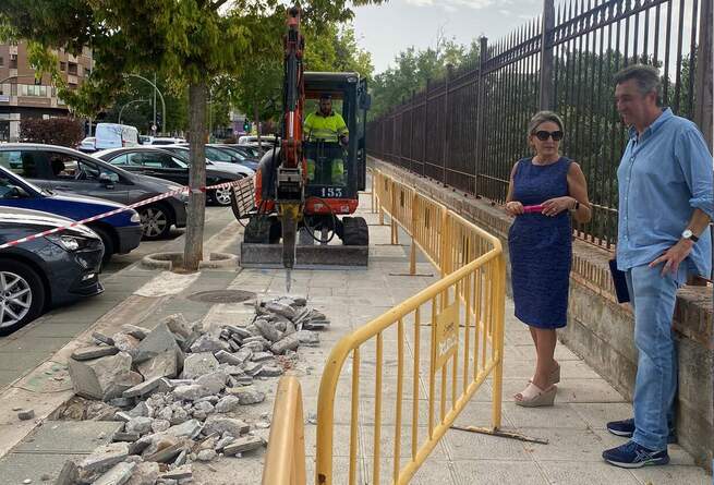 La alcaldesa de Toledo visita la renovación del alumbrado público en la avenida de Europa que supondrá mayor eficiencia energética