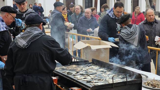 Manzanares desafía la lluvia con una sardinada popular previa al Entierro de la Sardina