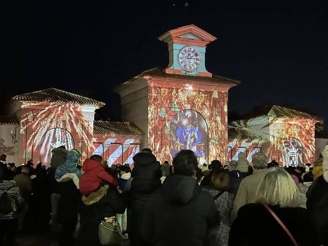 La Puerta de Hierros brilla con cinco pases diarios del vídeo mapping navideño
