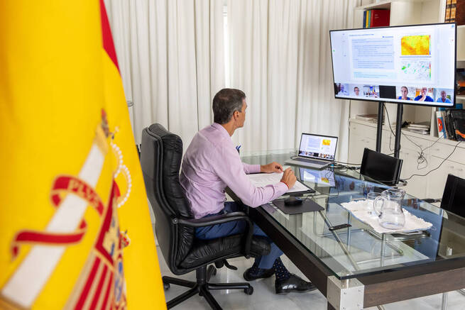 El presidente del Gobierno coordina la respuesta estatal contra 19 incendios activos con apoyo europeo y despliegue sin precedentes