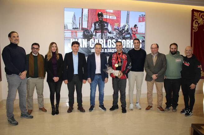El alcalde de Albacete recibe a Juan Carlos Torres tras completar el Rally Dakar 2026 como primer piloto de la provincia en lograrlo