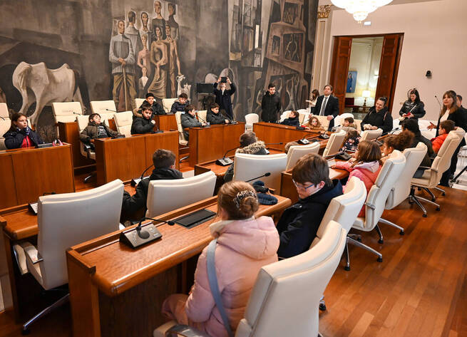 Monaguillos y Monaguillas del Campo de Calatrava conocen la Diputación de Ciudad Real en una visita guiada por su presidente