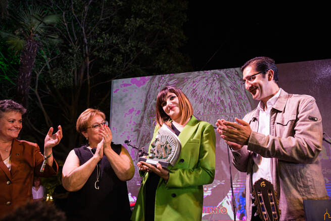 Caballero entrega el premio del Consejo General del Trabajo Social a Rozalén por su compromiso "con un mundo mejor a través de la música" 