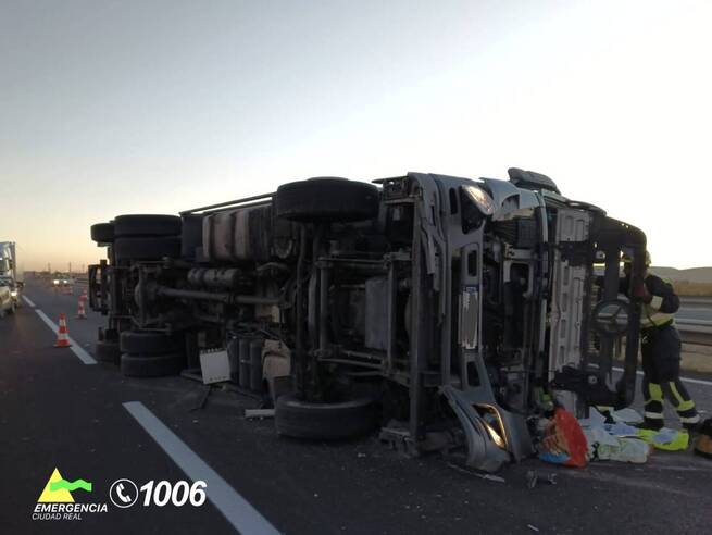 Un camión vuelca en la A-4 a su paso por Valdepeñas y provoca el corte parcial de la calzada en sentido Madrid