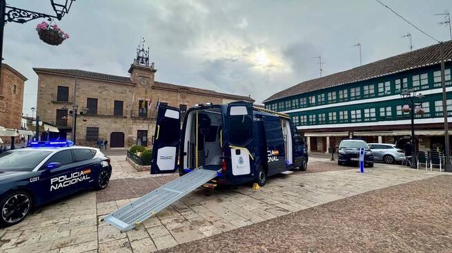 La Policía Nacional acerca la expedición de DNI y pasaportes a todos los municipios de Ciudad Real con un nuevo vehículo VIDOC