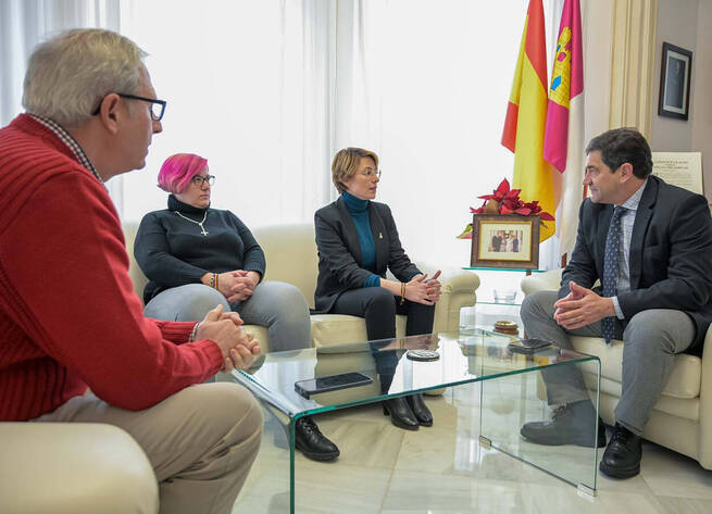 La Solana solicita apoyo provincial para rehabilitar su antiguo cine del parque y mejorar la piscina municipal