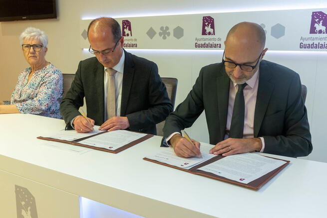 El Ayuntamiento de Guadalajara y la Fundación “la Caixa” firman un convenio para ayudar a cincuenta familias con menores en riesgo de exclusión