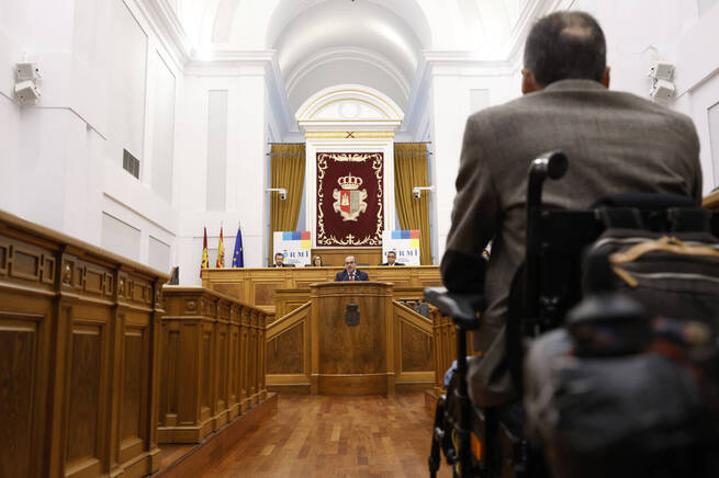 Las Cortes regionales incorporarán subtítulos en todos sus plenos y una maqueta táctil para personas con discapacidad visual