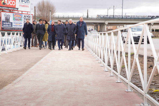Miguelturra y Ciudad Real estrenan una pasarela ciclopeatonal que salva la A-43 tras décadas de reivindicación