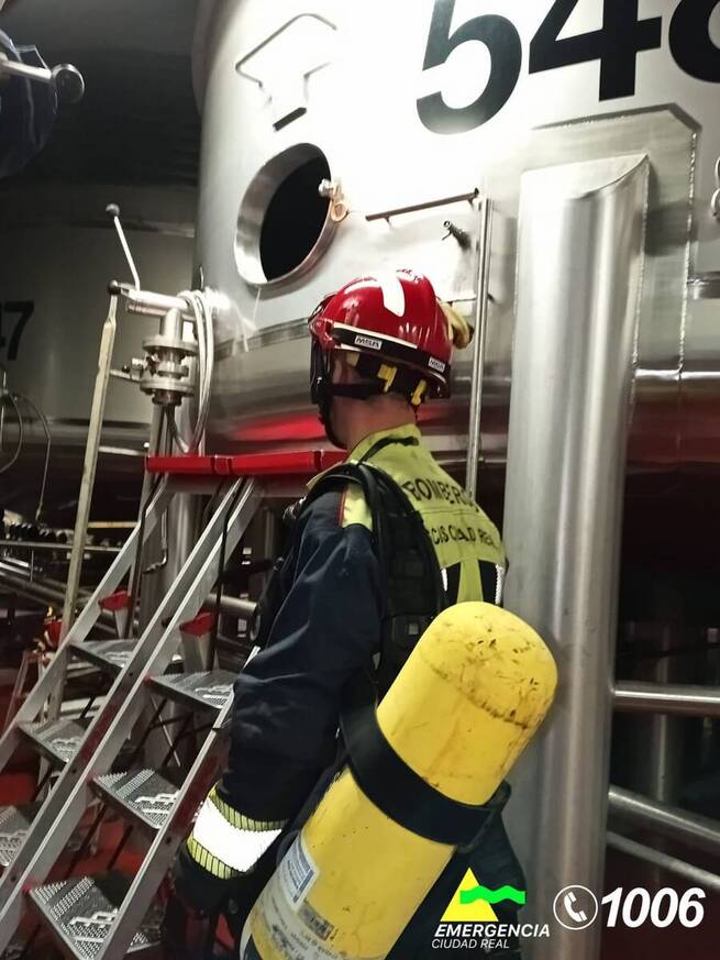 Los bomberos rescataron el cuerpo sin vida del interior del depósito tras un complejo operativo de salvamento