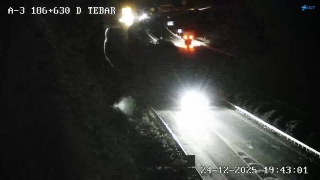 Cinco vehículos colisionan en la A-3 a su paso por Tébar y dejan una persona atrapada