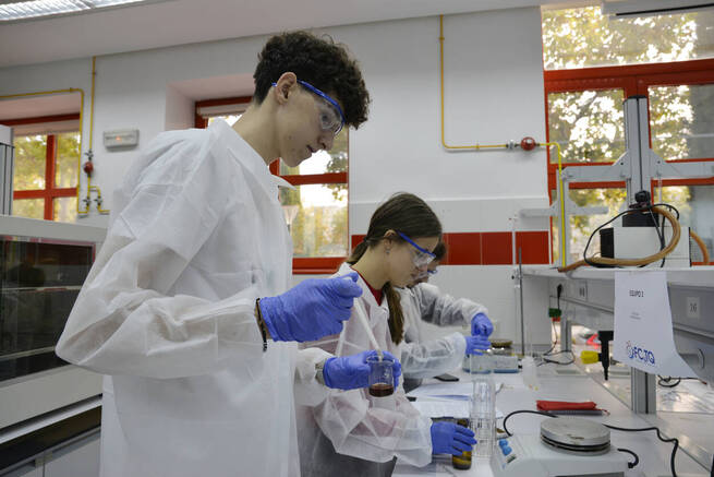 La Facultad de Químicas de Ciudad Real fortalece sus lazos con institutos y empresas en su día grande